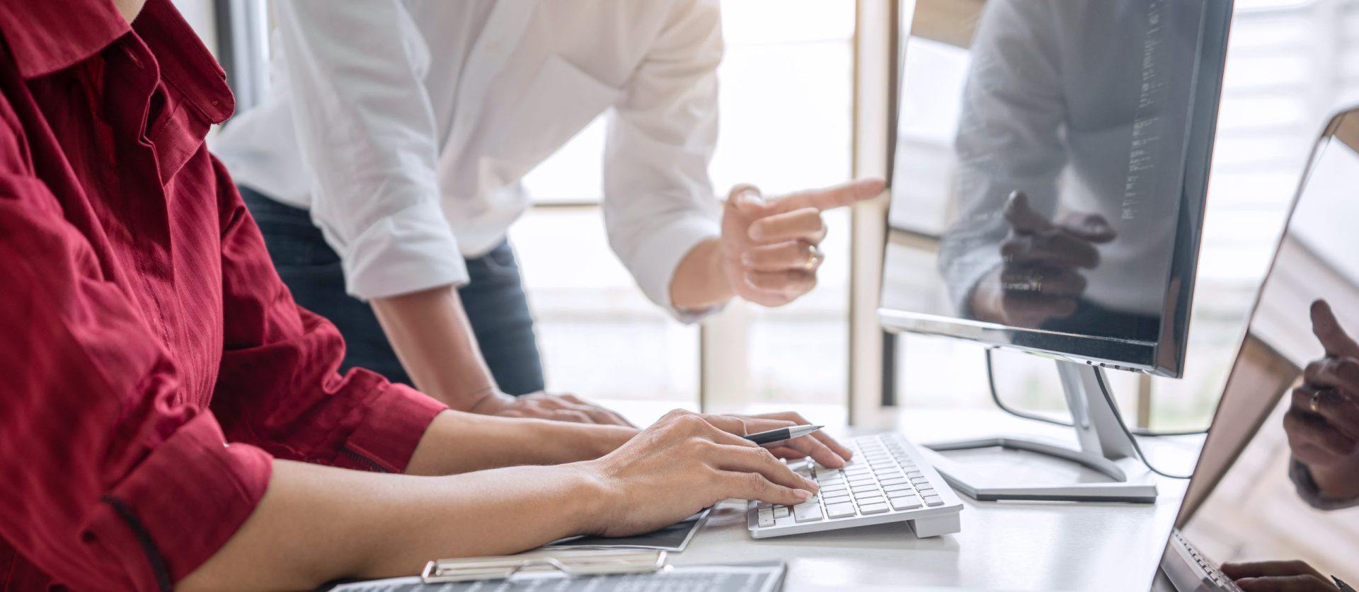 Consultors treballant amb un ordinador