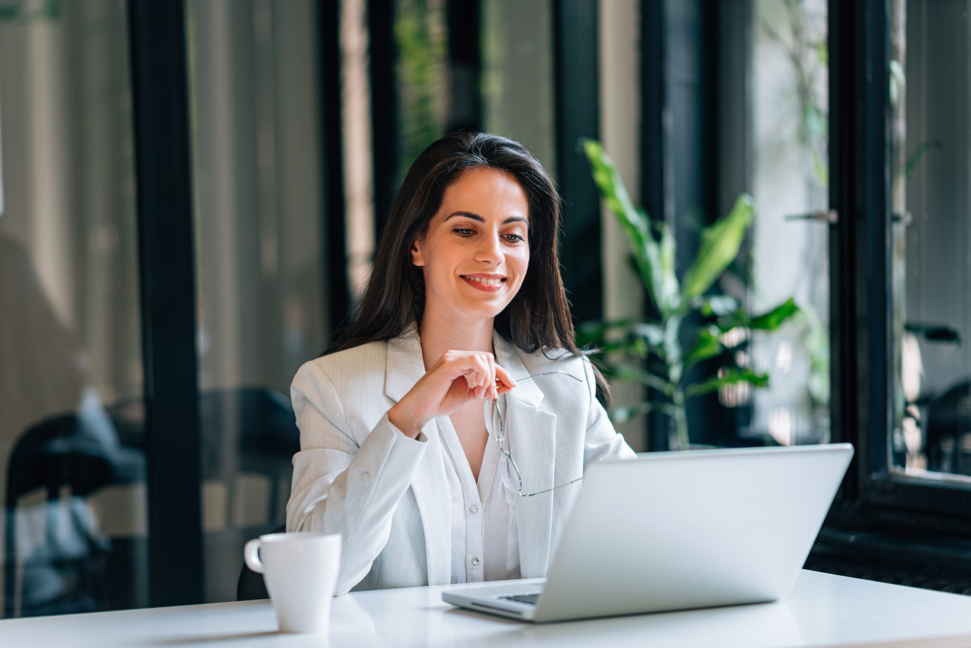 Consultoria empresària rebent una subvenció