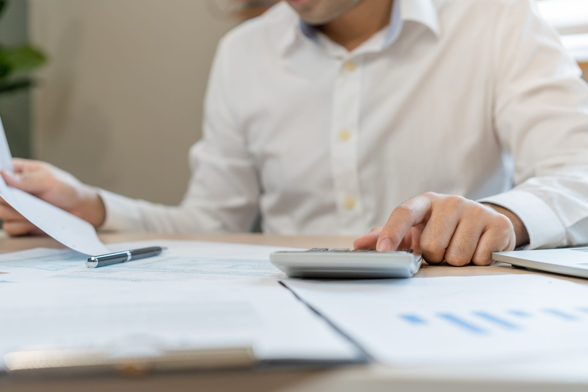 Consultoria persona calculant nòmines